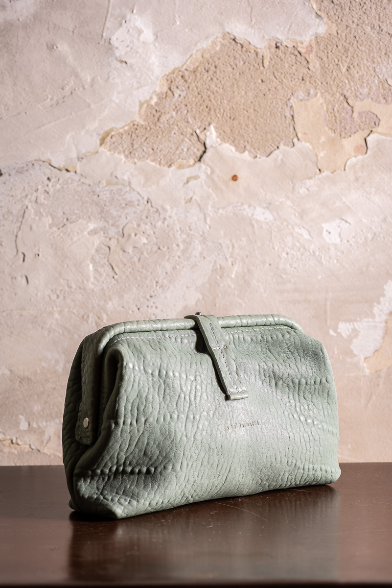 LA SIGNORINA POCHETTE